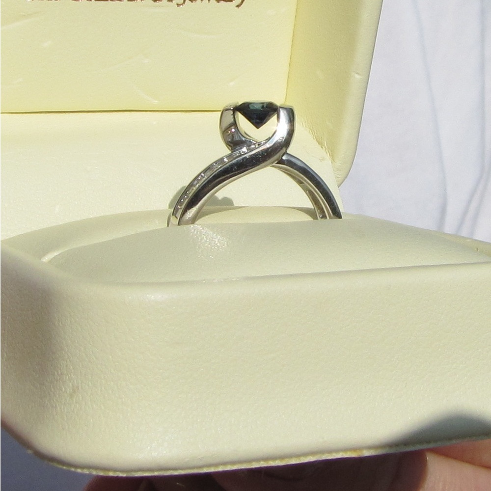 Blue sapphire and diamond baguettes ring - Picture 7 of 7